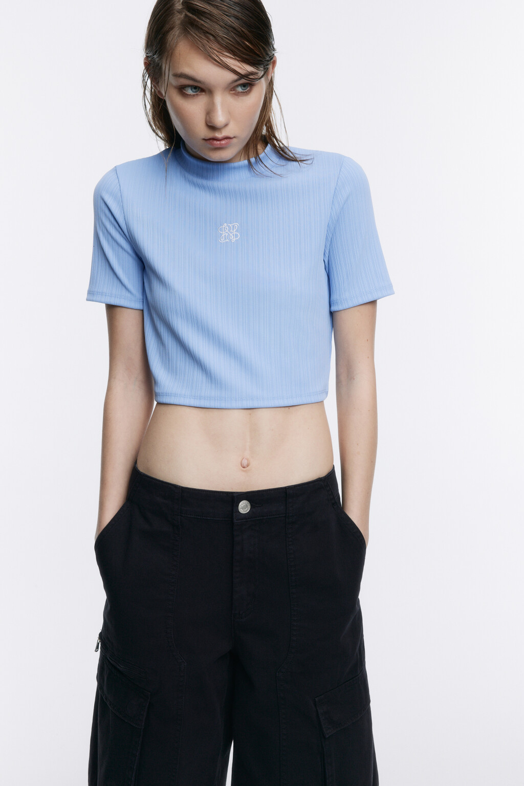 Футболка укороченная в рубчик с вышивкой - цвет голубой - 2