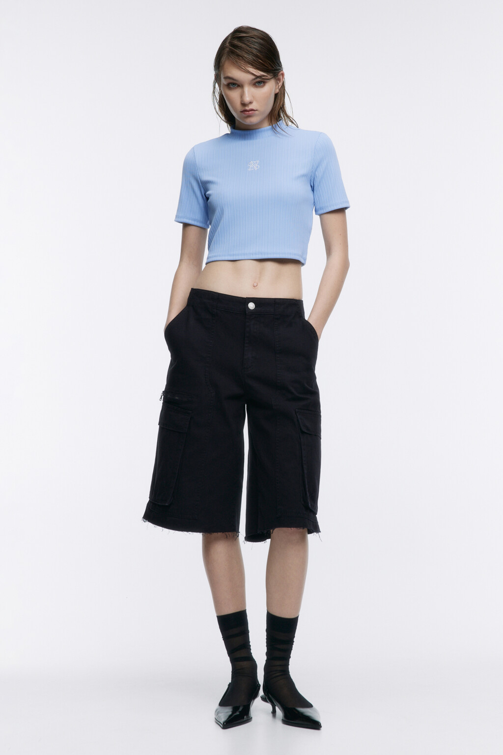 Футболка укороченная в рубчик с вышивкой - цвет голубой - 6