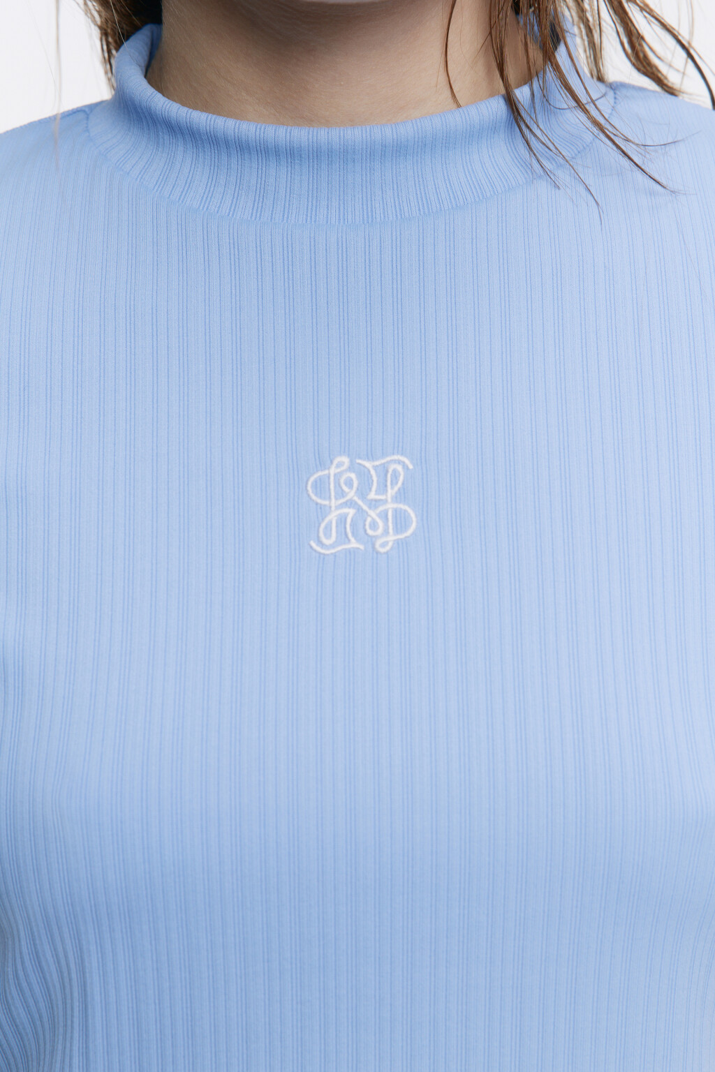 Футболка укороченная в рубчик с вышивкой - цвет голубой - 7