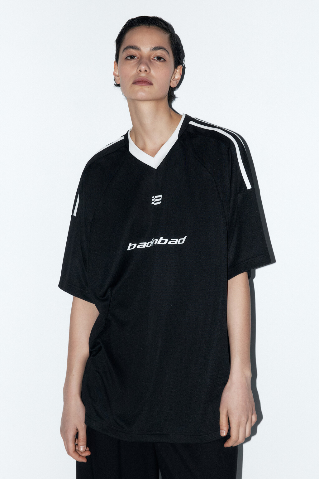 Футболка oversize с принтом и V-вырезом - цвет черный - 1