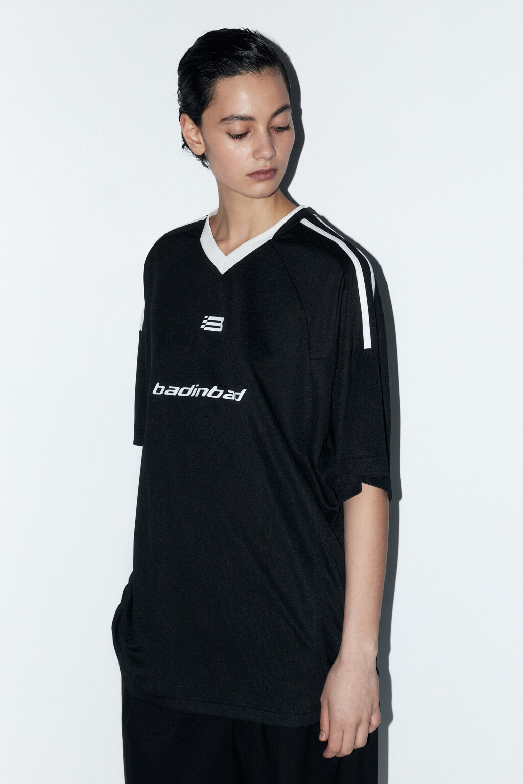 Футболка oversize с принтом и V-вырезом - цвет черный - 2