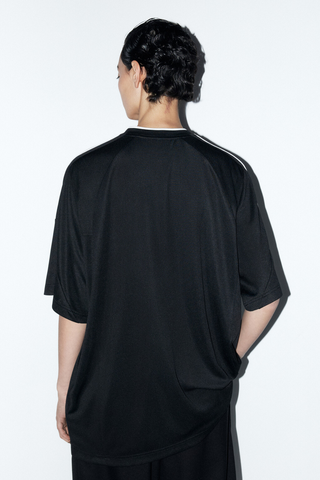 Футболка oversize с принтом и V-вырезом - цвет черный - 3