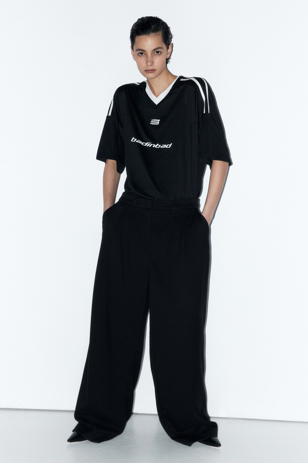 Футболка oversize с принтом и V-вырезом - цвет черный - 4