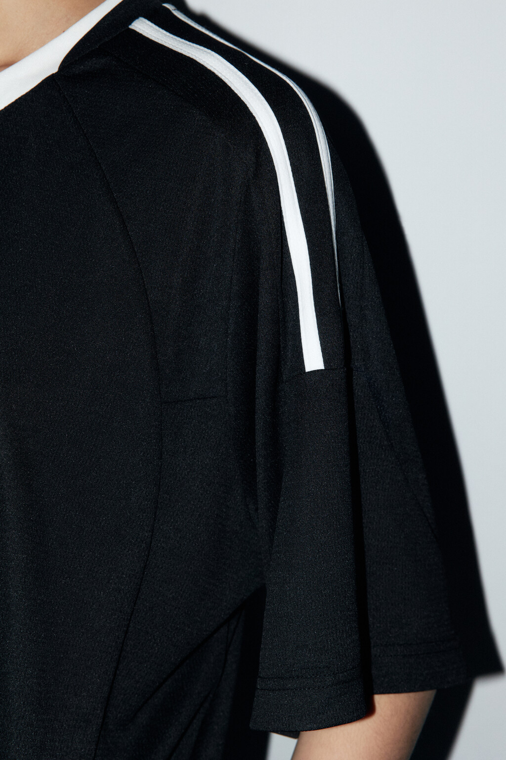 Футболка oversize с принтом и V-вырезом - цвет черный - 7