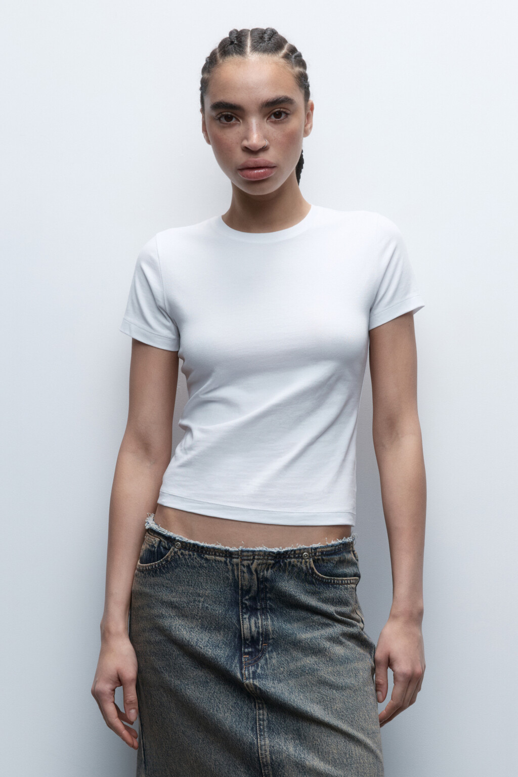 Футболка облегающая с рваной спиной - цвет белый - 2