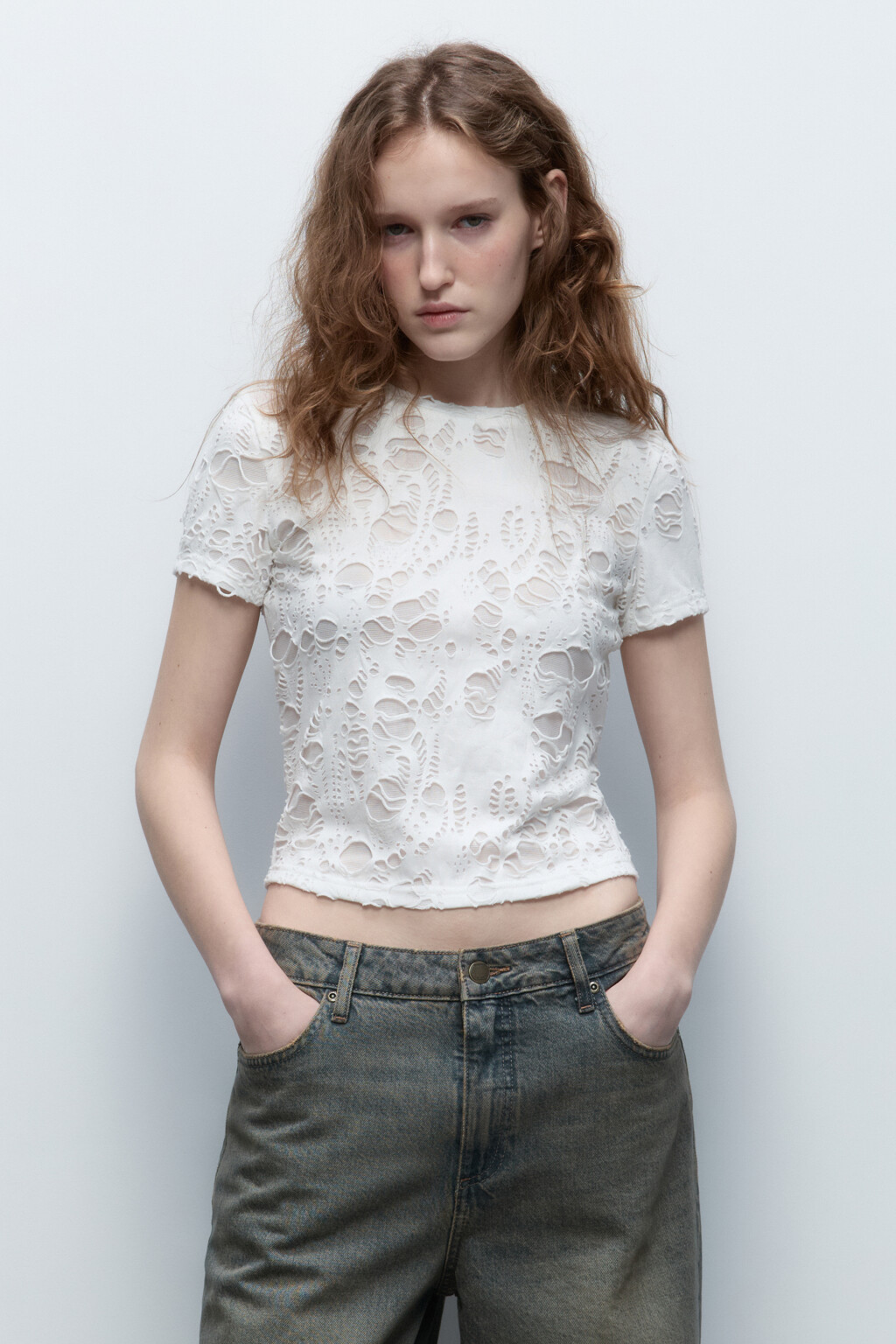 Топ-футболка двуслойный с рваниной - цвет белый - 2