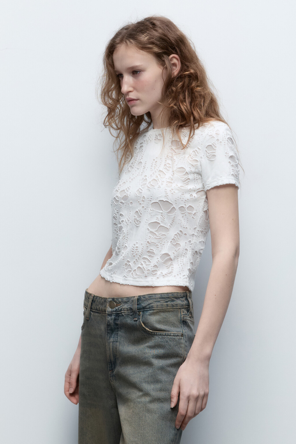 Топ-футболка двуслойный с рваниной - цвет белый - 3