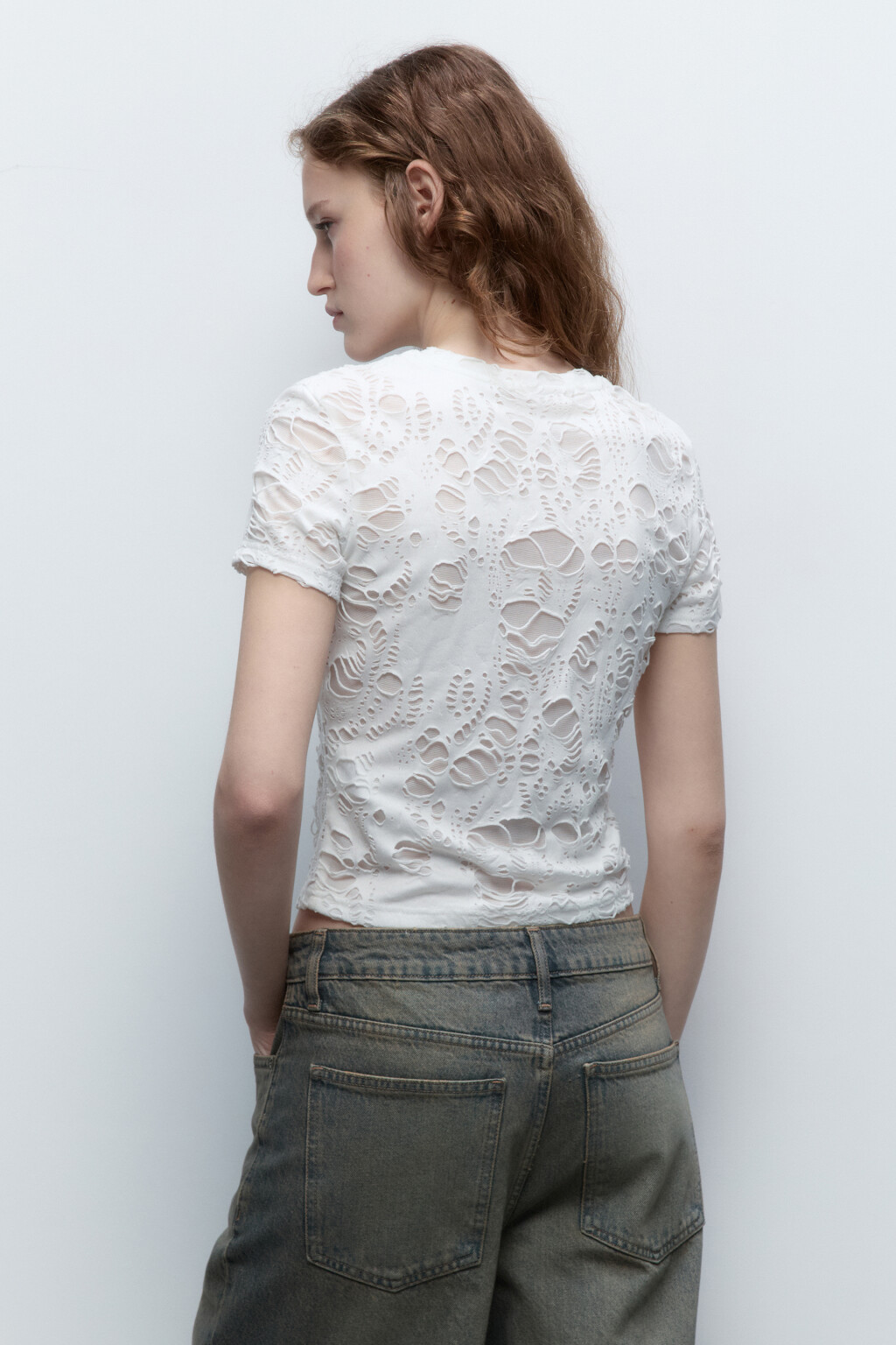 Топ-футболка двуслойный с рваниной - цвет белый - 4