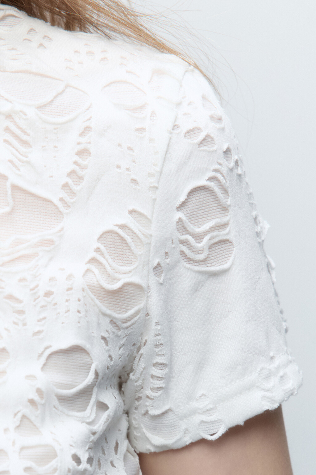 Топ-футболка двуслойный с рваниной - цвет белый - 7