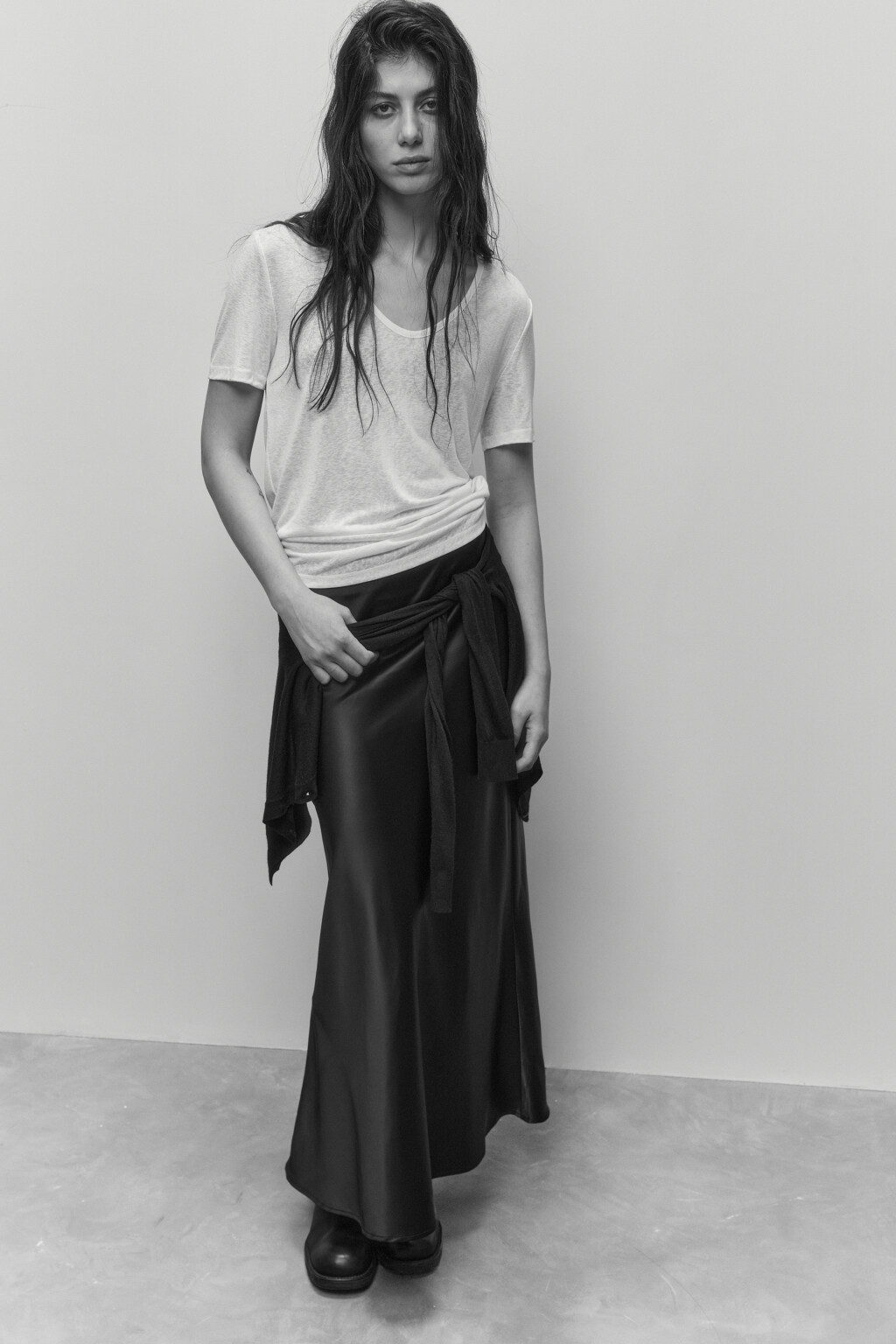 Футболка вискозная с глубоким вырезом - цвет белый - 2