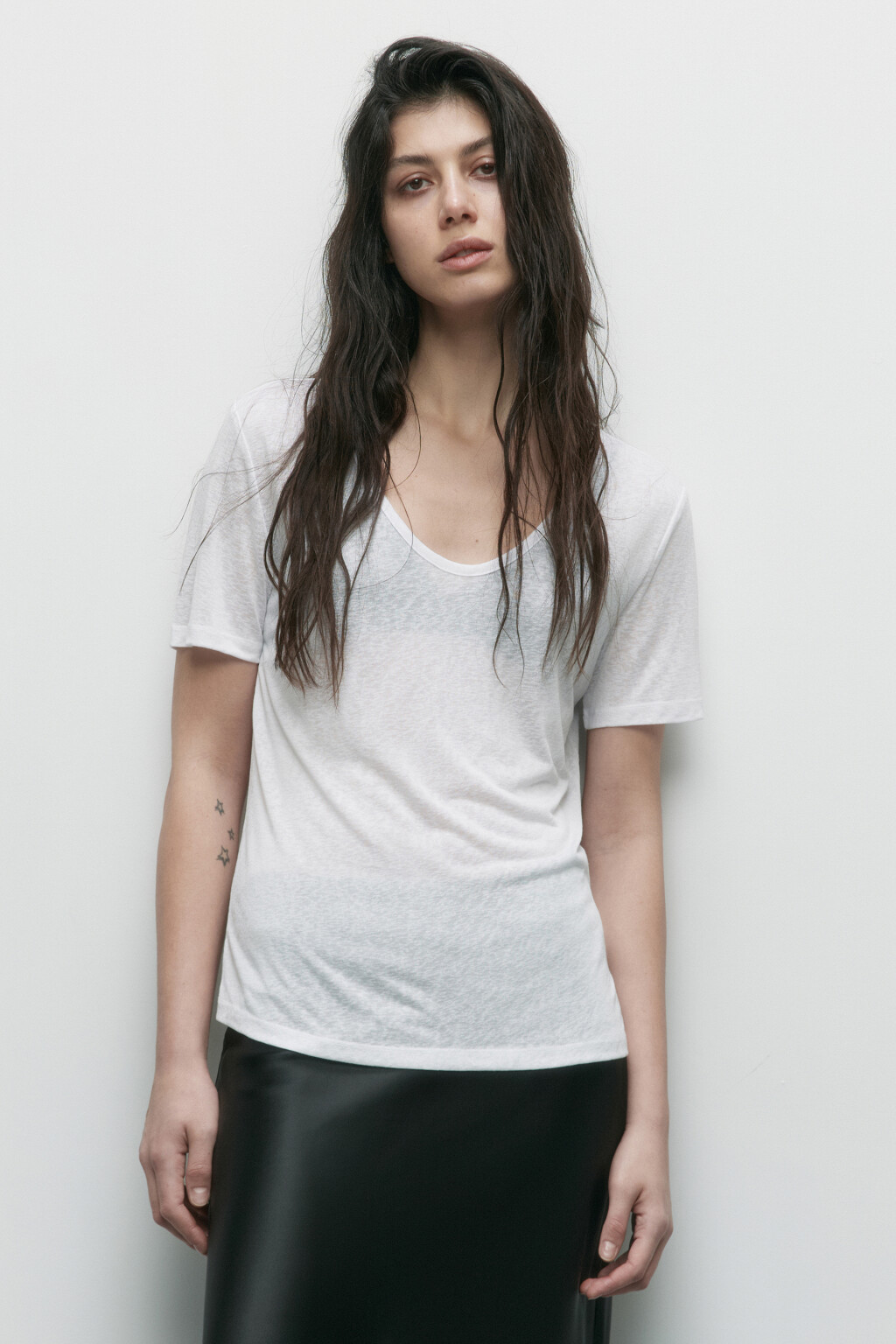 Футболка вискозная с глубоким вырезом - цвет белый - 3