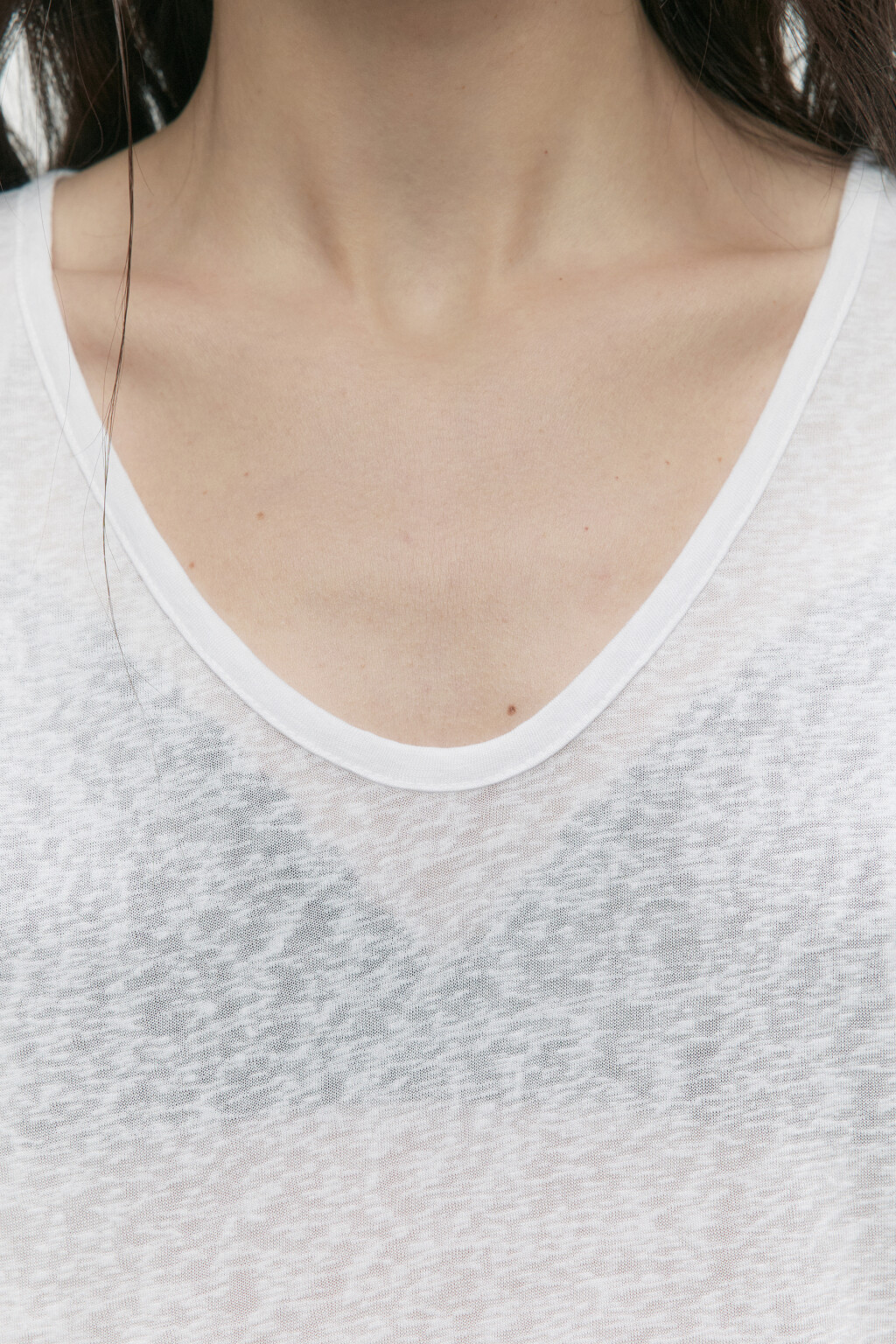 Футболка вискозная с глубоким вырезом - цвет белый - 7