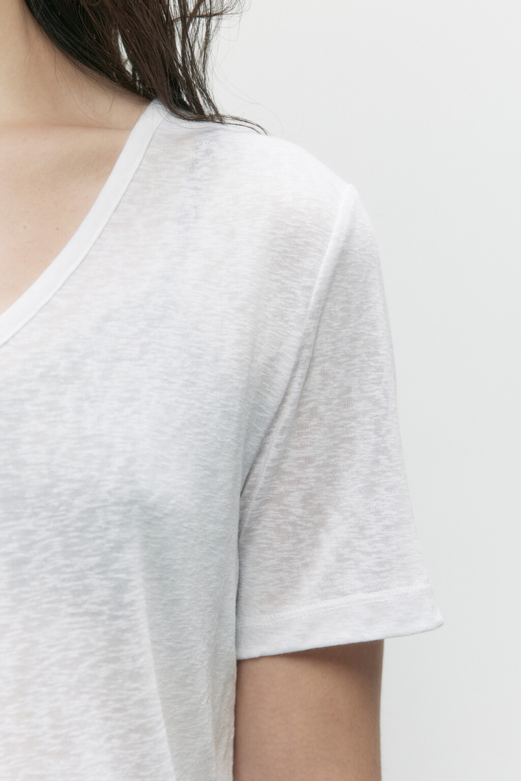 Футболка вискозная с глубоким вырезом - цвет белый - 8