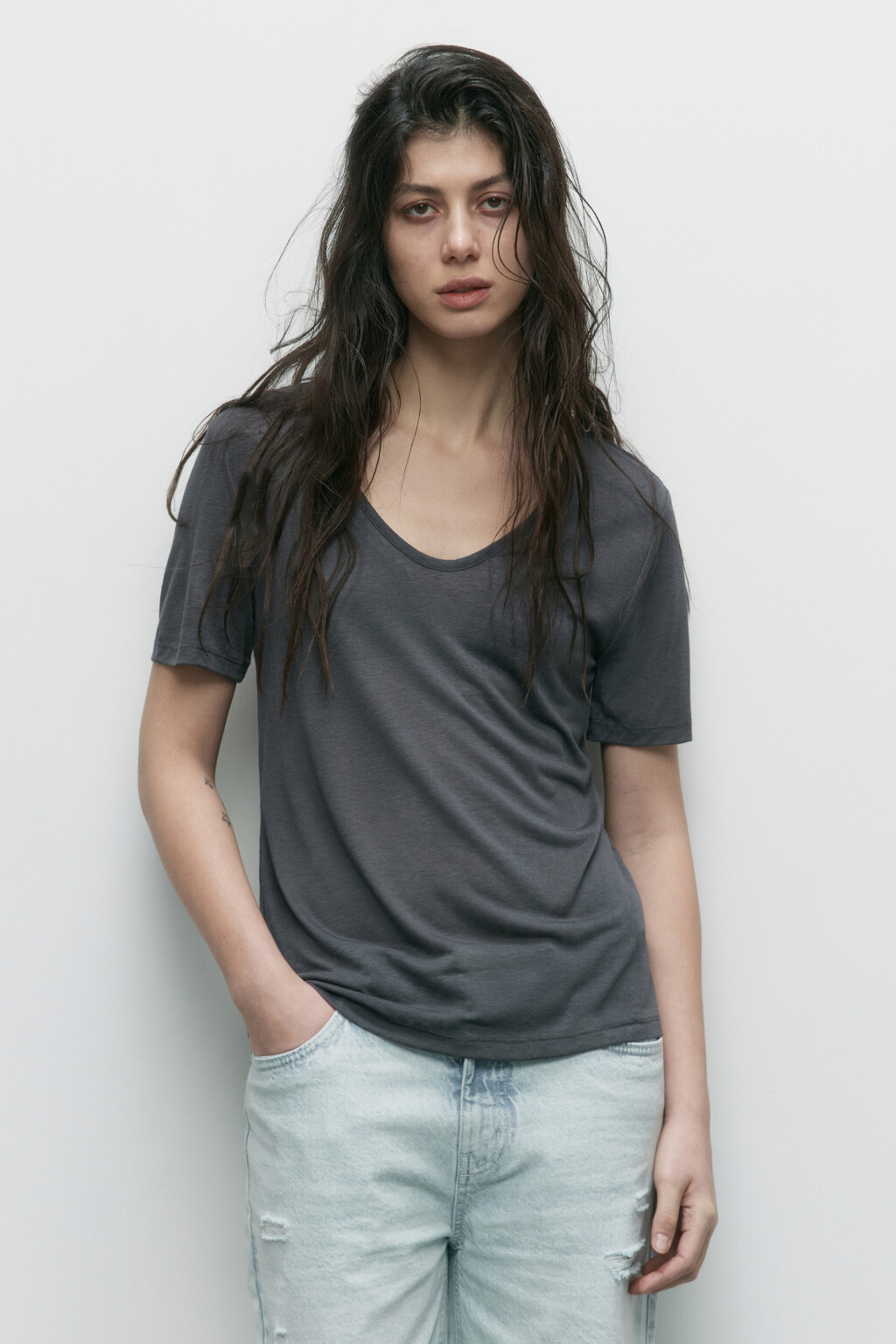 Футболка вискозная с глубоким вырезом - цвет серый - 2