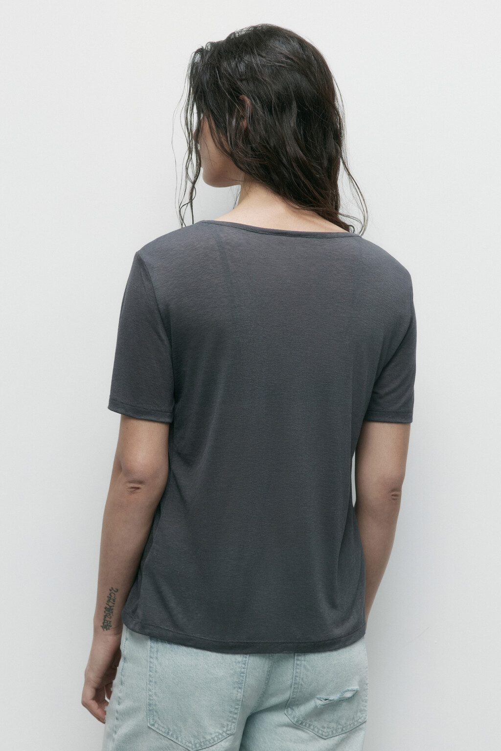 Футболка вискозная с глубоким вырезом - цвет серый - 4