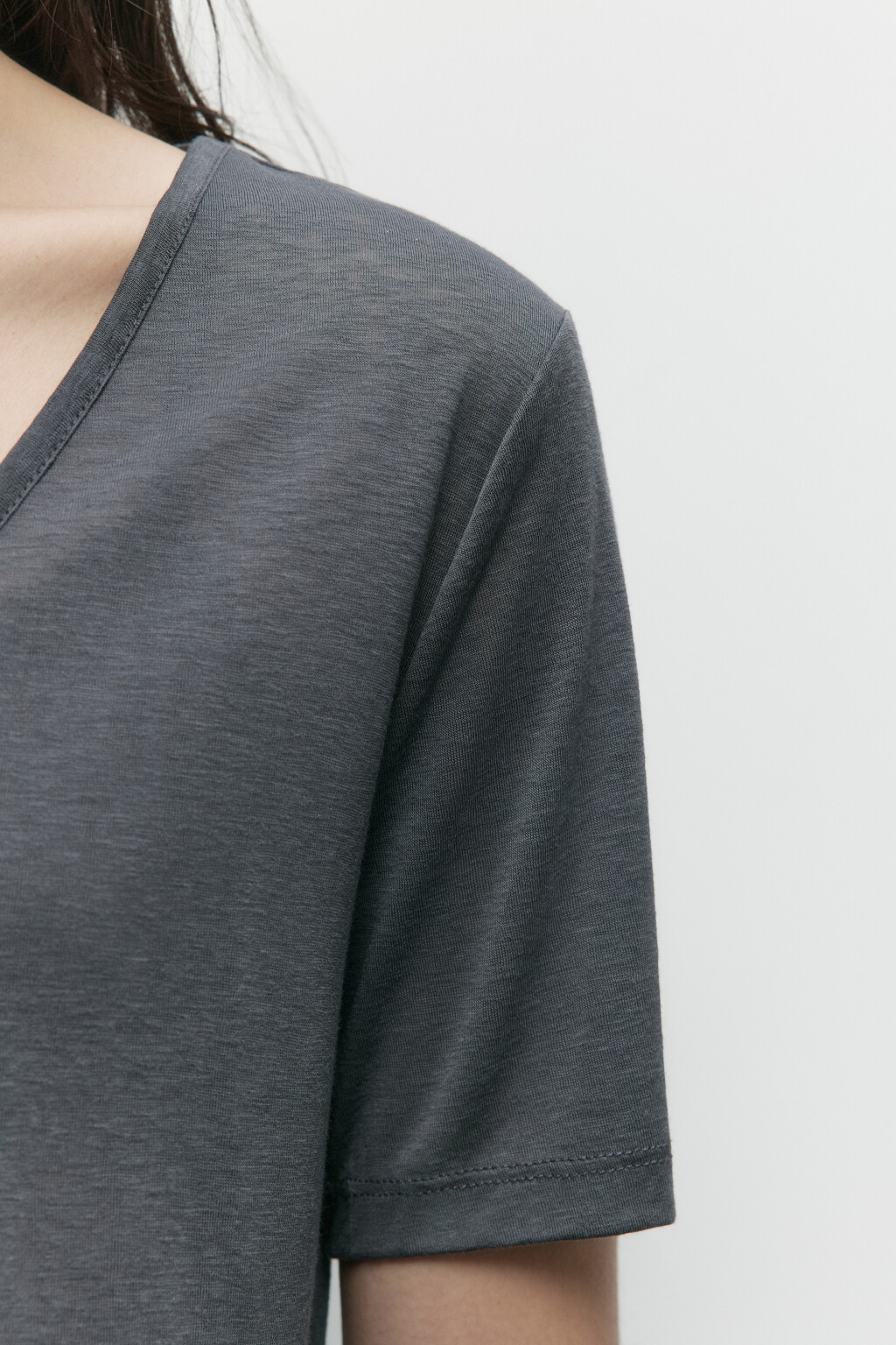 Футболка вискозная с глубоким вырезом - цвет серый - 7