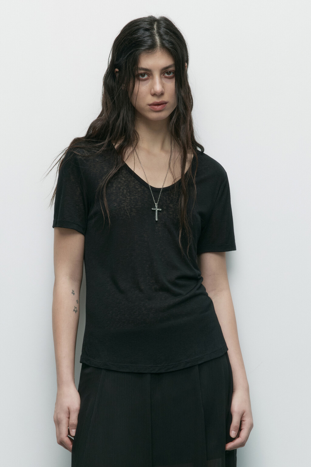 Футболка вискозная с глубоким вырезом - цвет черный - 2