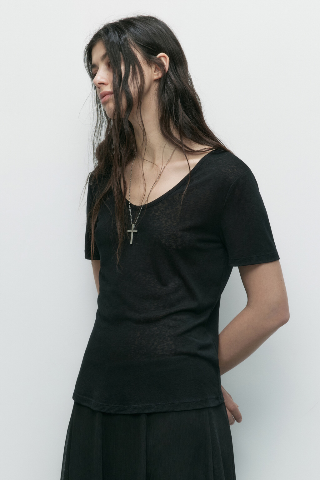 Футболка вискозная с глубоким вырезом - цвет черный - 3