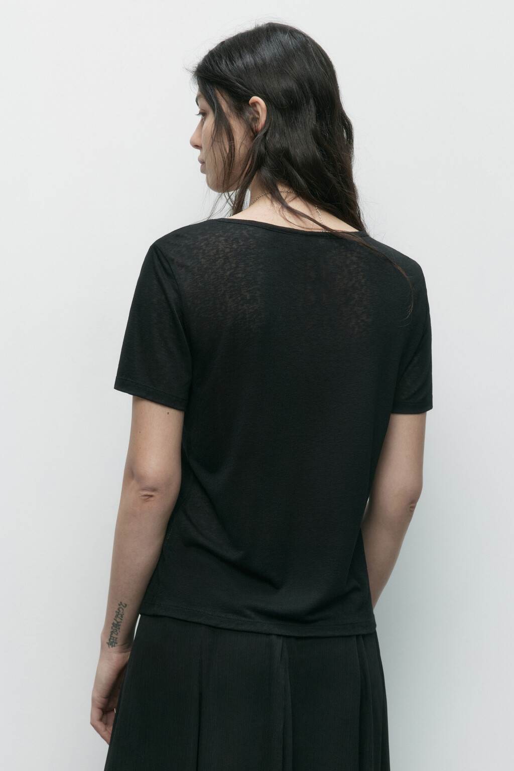 Футболка вискозная с глубоким вырезом - цвет черный - 4