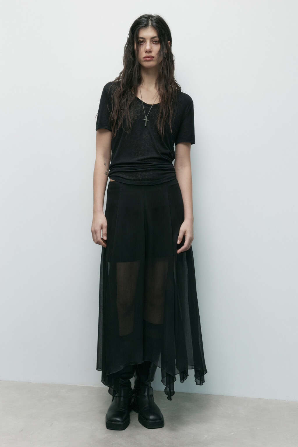 Футболка вискозная с глубоким вырезом - цвет черный - 5