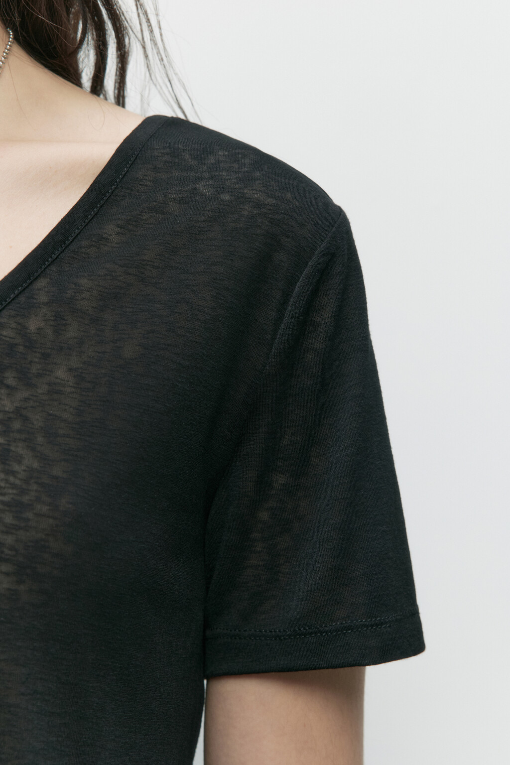 Футболка вискозная с глубоким вырезом - цвет черный - 7