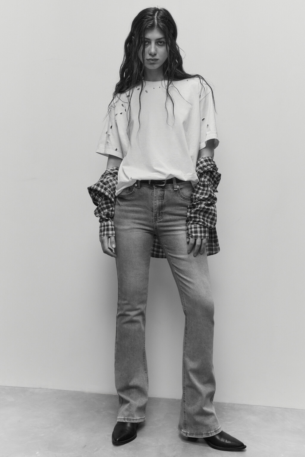 Футболка свободная с рваниной - цвет белый - 1