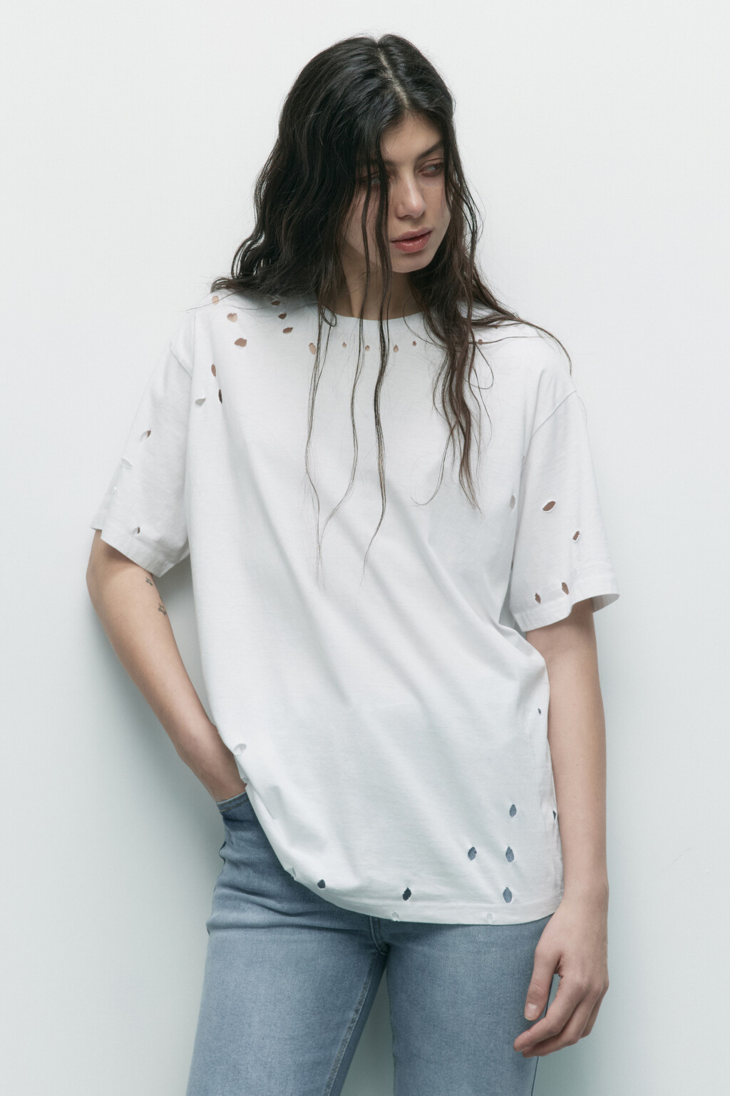 Футболка свободная с рваниной - цвет белый - 2
