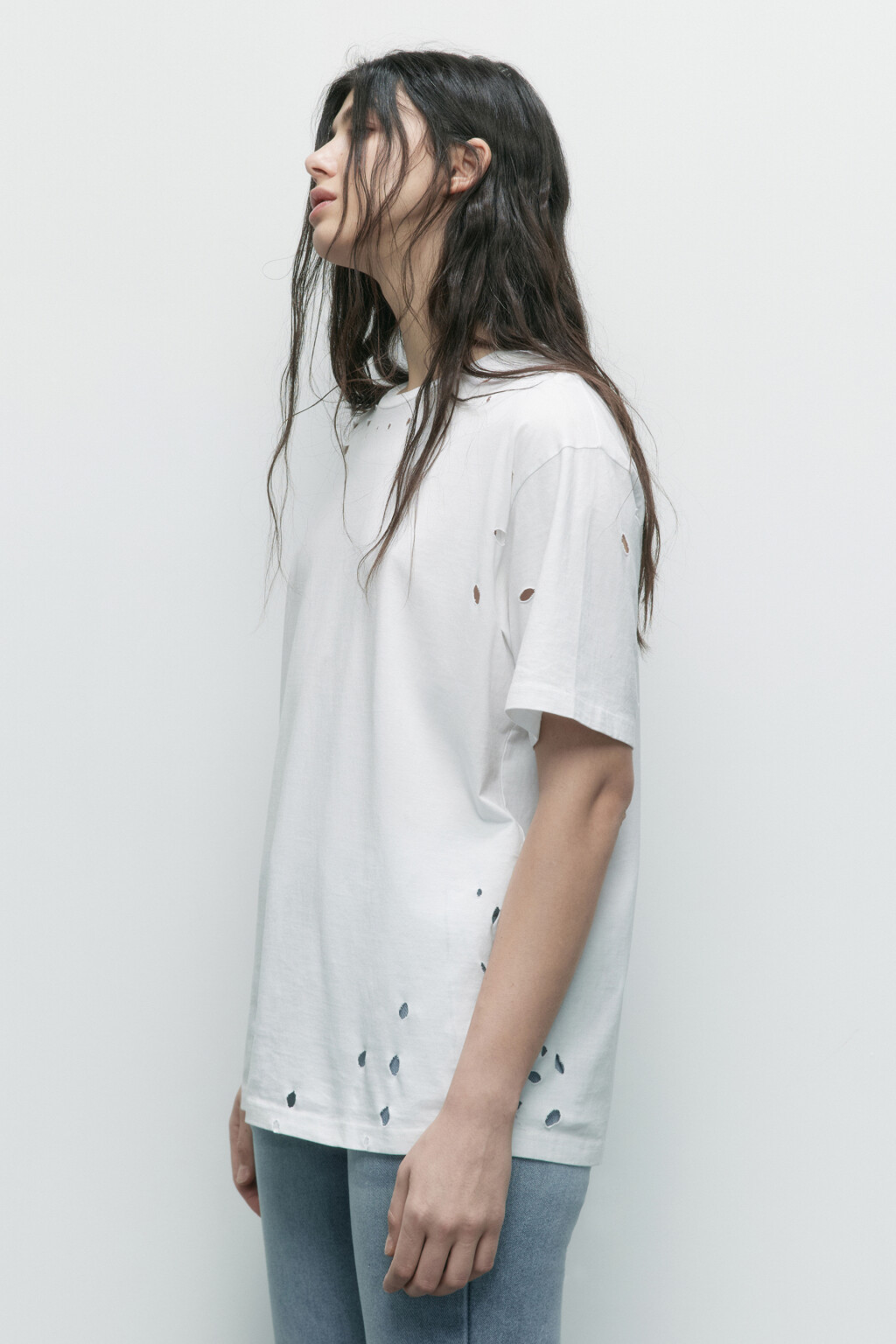 Футболка свободная с рваниной - цвет белый - 3