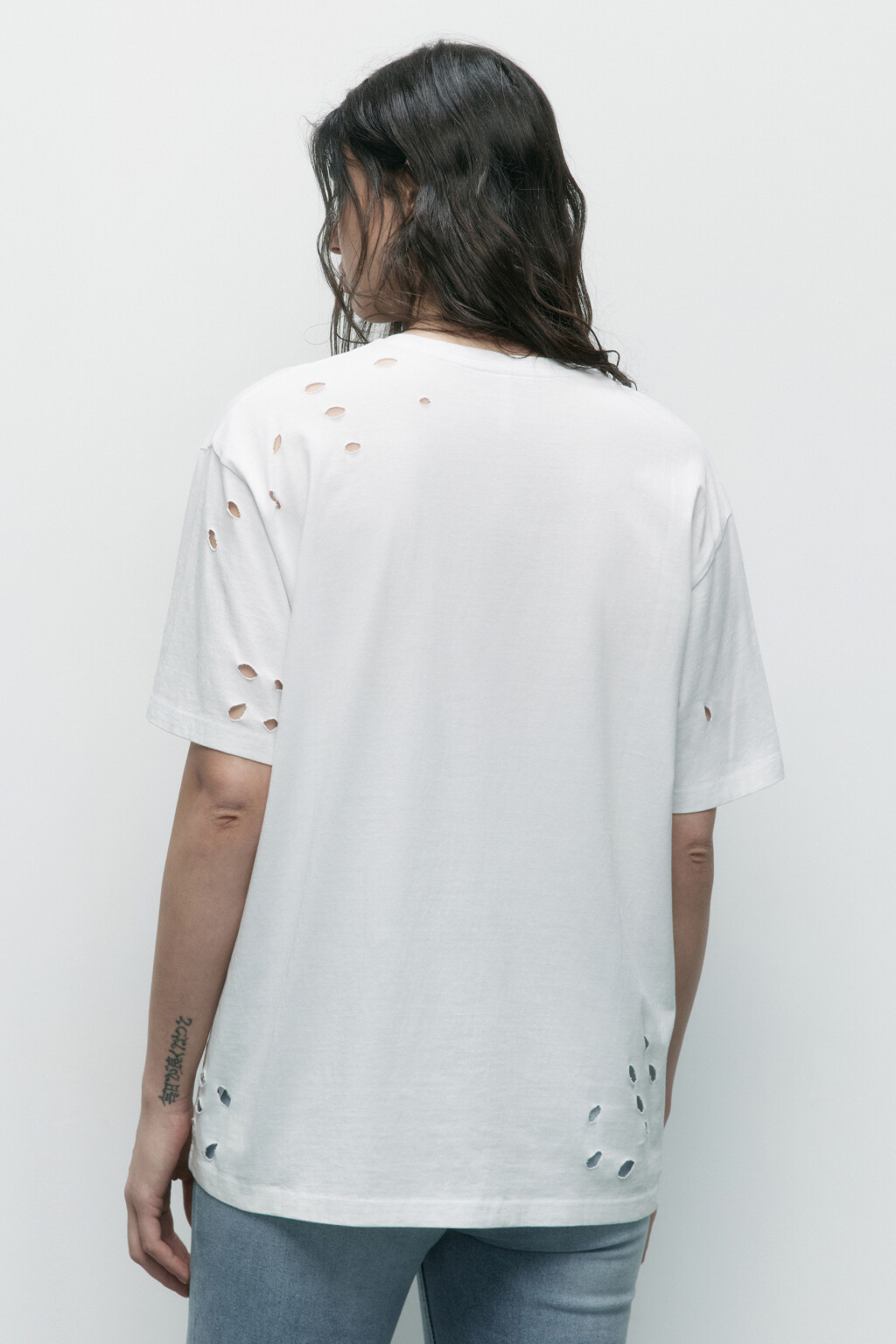 Футболка свободная с рваниной - цвет белый - 4