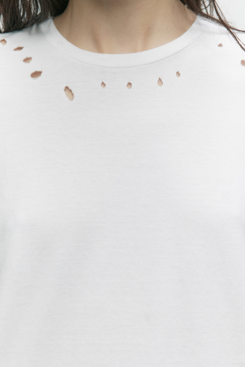 Футболка свободная с рваниной - цвет белый - 6