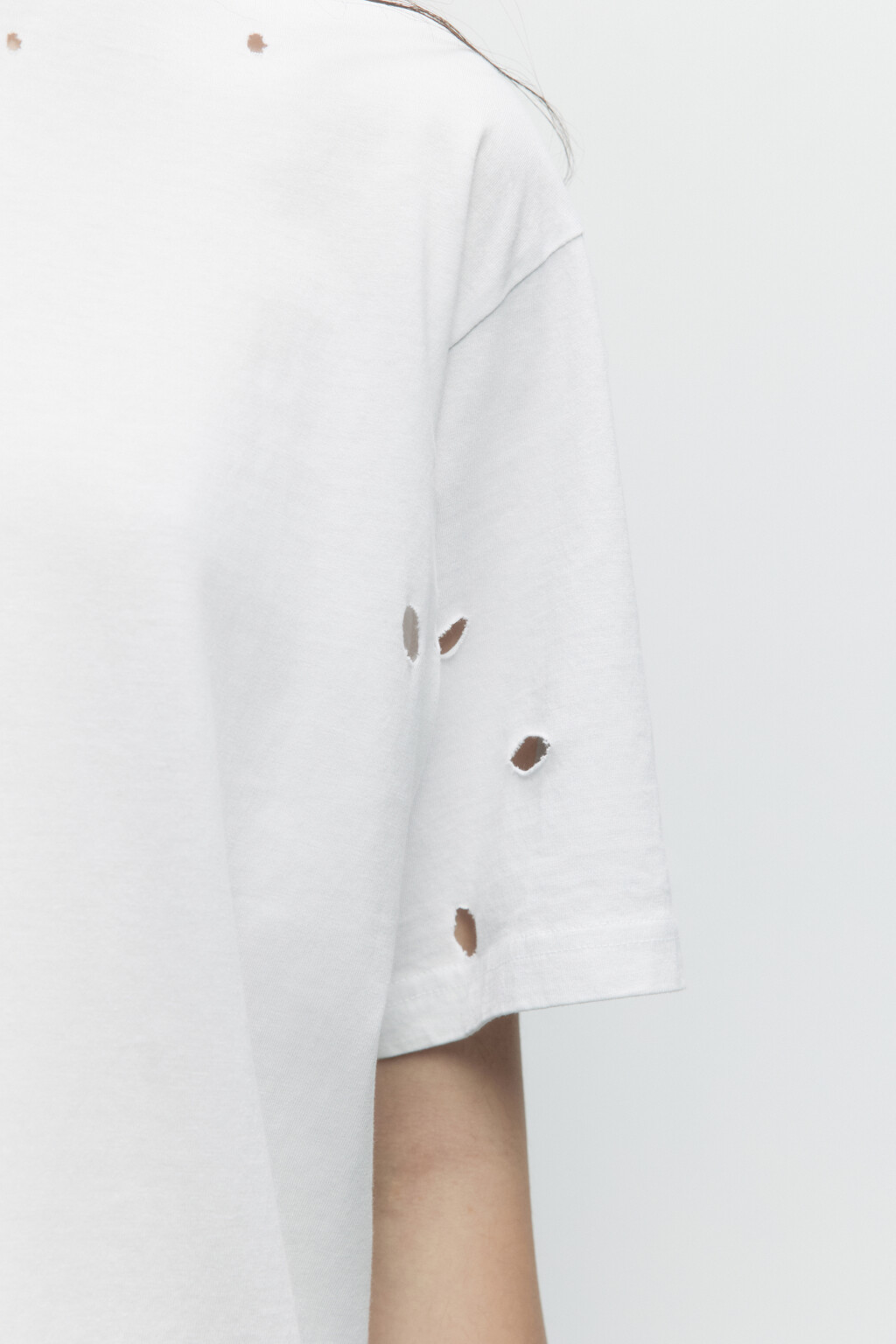 Футболка свободная с рваниной - цвет белый - 7