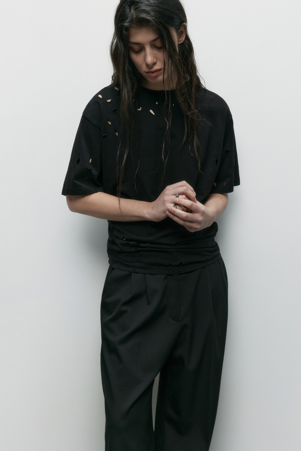 Футболка свободная с рваниной - цвет черный - 1