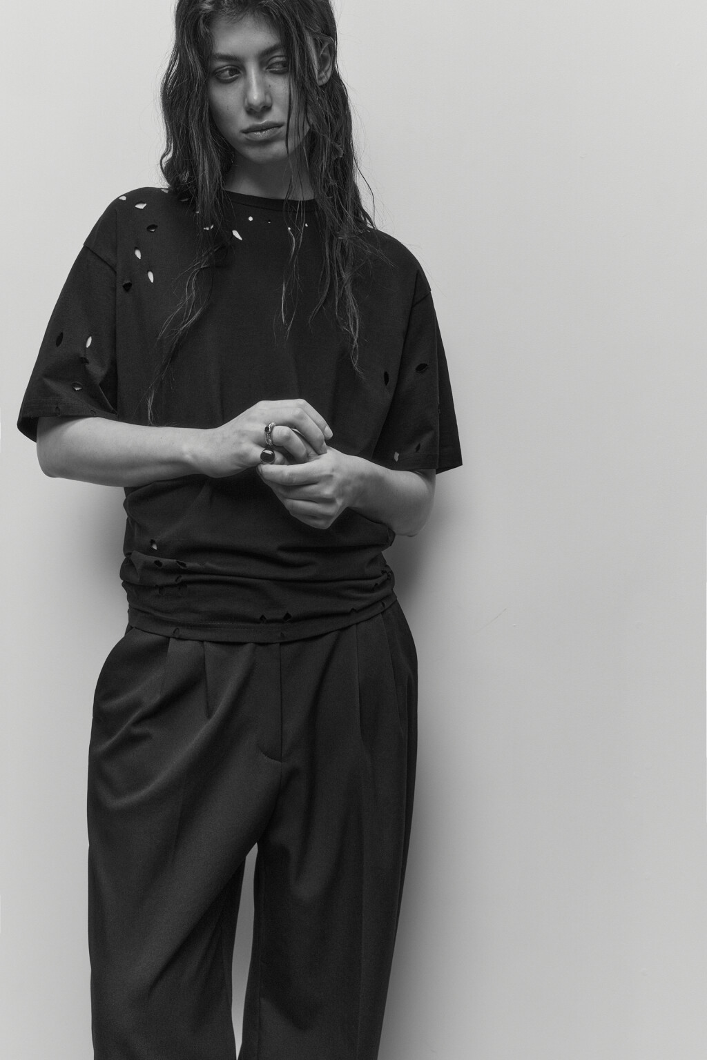 Футболка свободная с рваниной - цвет черный - 2