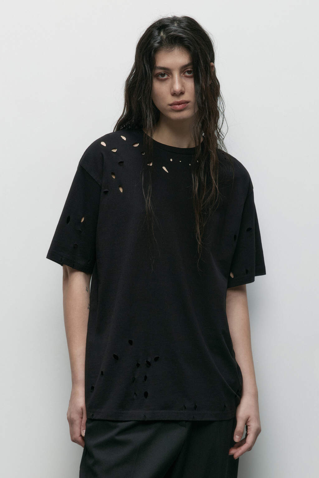 Футболка свободная с рваниной - цвет черный - 3