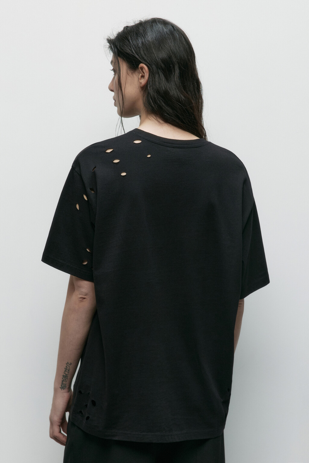 Футболка свободная с рваниной - цвет черный - 5