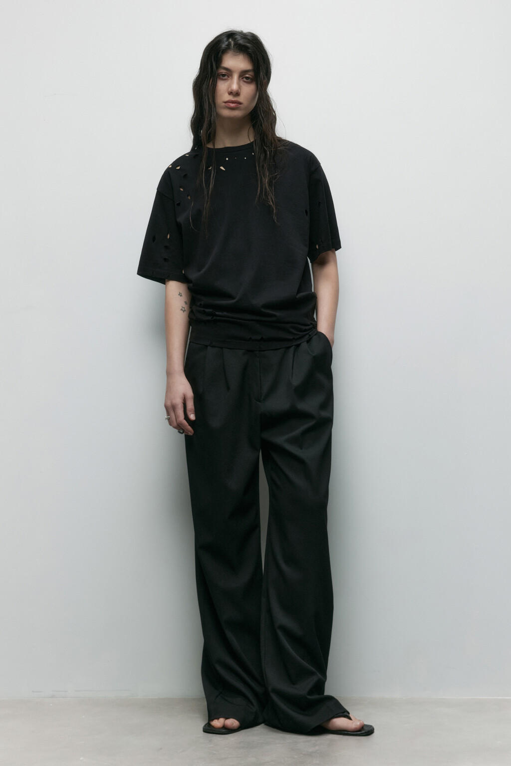 Футболка свободная с рваниной - цвет черный - 6