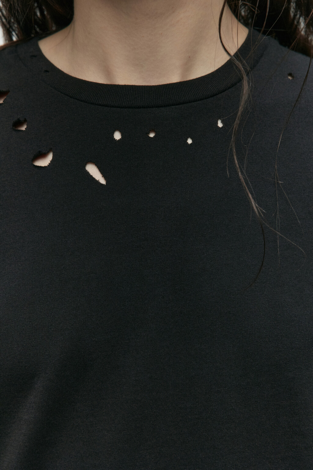 Футболка свободная с рваниной - цвет черный - 7