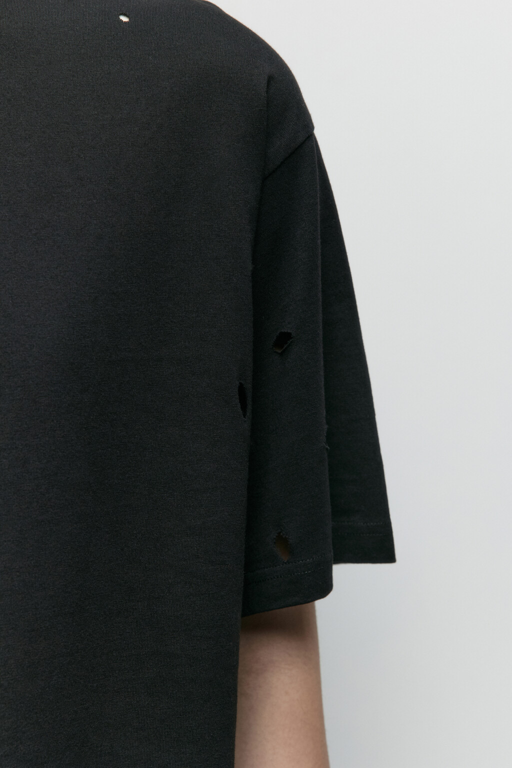 Футболка свободная с рваниной - цвет черный - 8