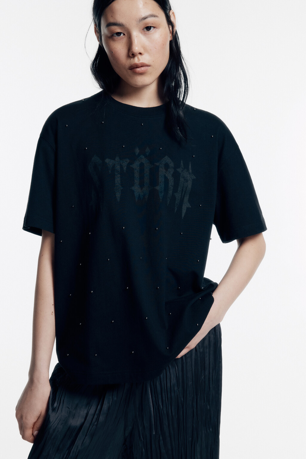 Футболка oversize с заклепками и надписью - цвет черный - 1