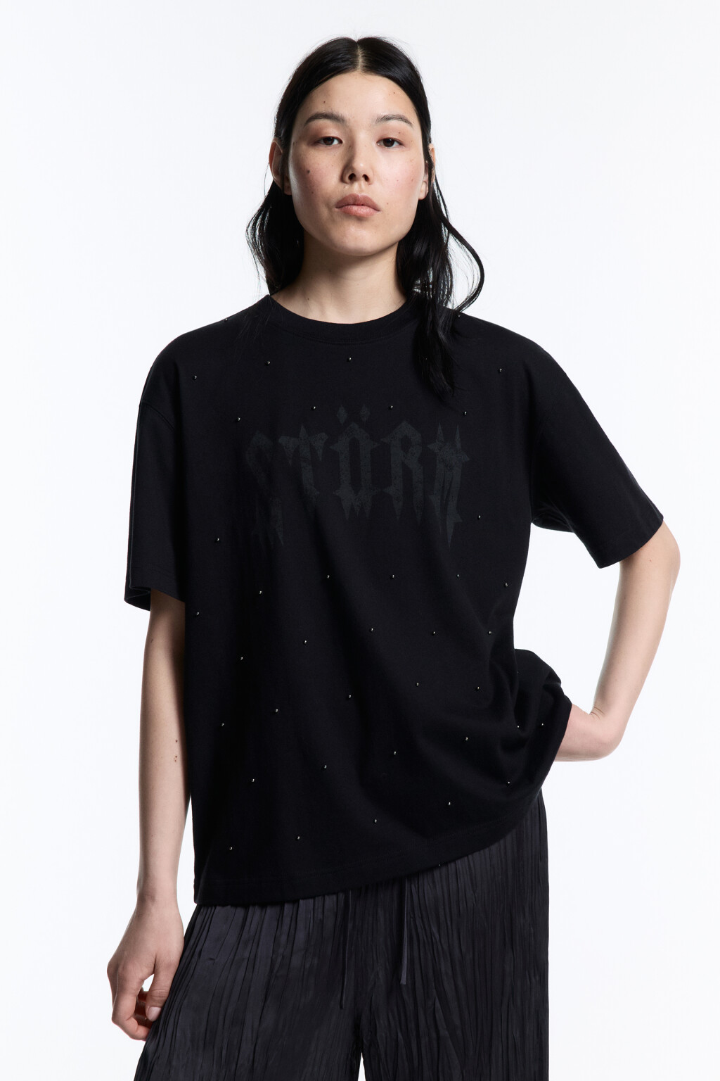 Футболка oversize с заклепками и надписью - цвет черный - 2