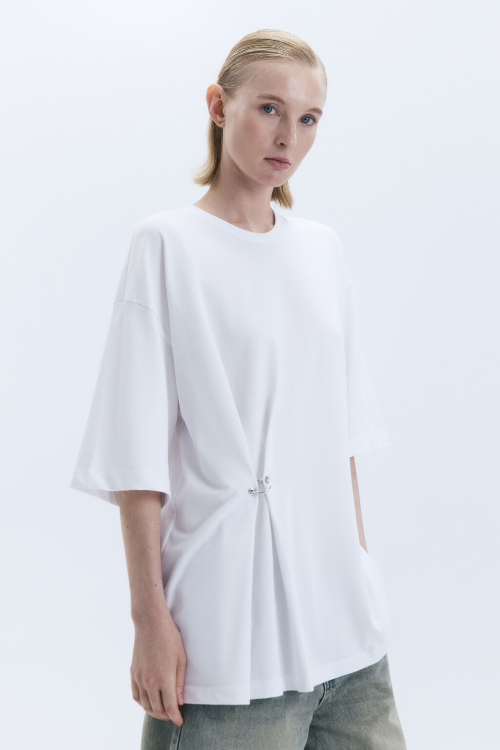 Футболка oversize с металлическим пирсингом - цвет белый - 4
