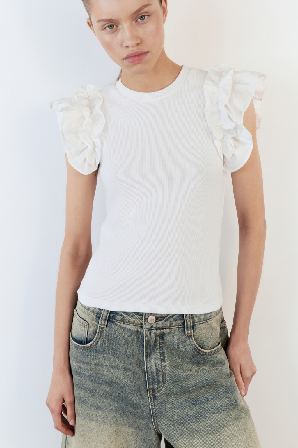 Блузка-топ облегающая с оборками на рукавах - цвет белый - 1