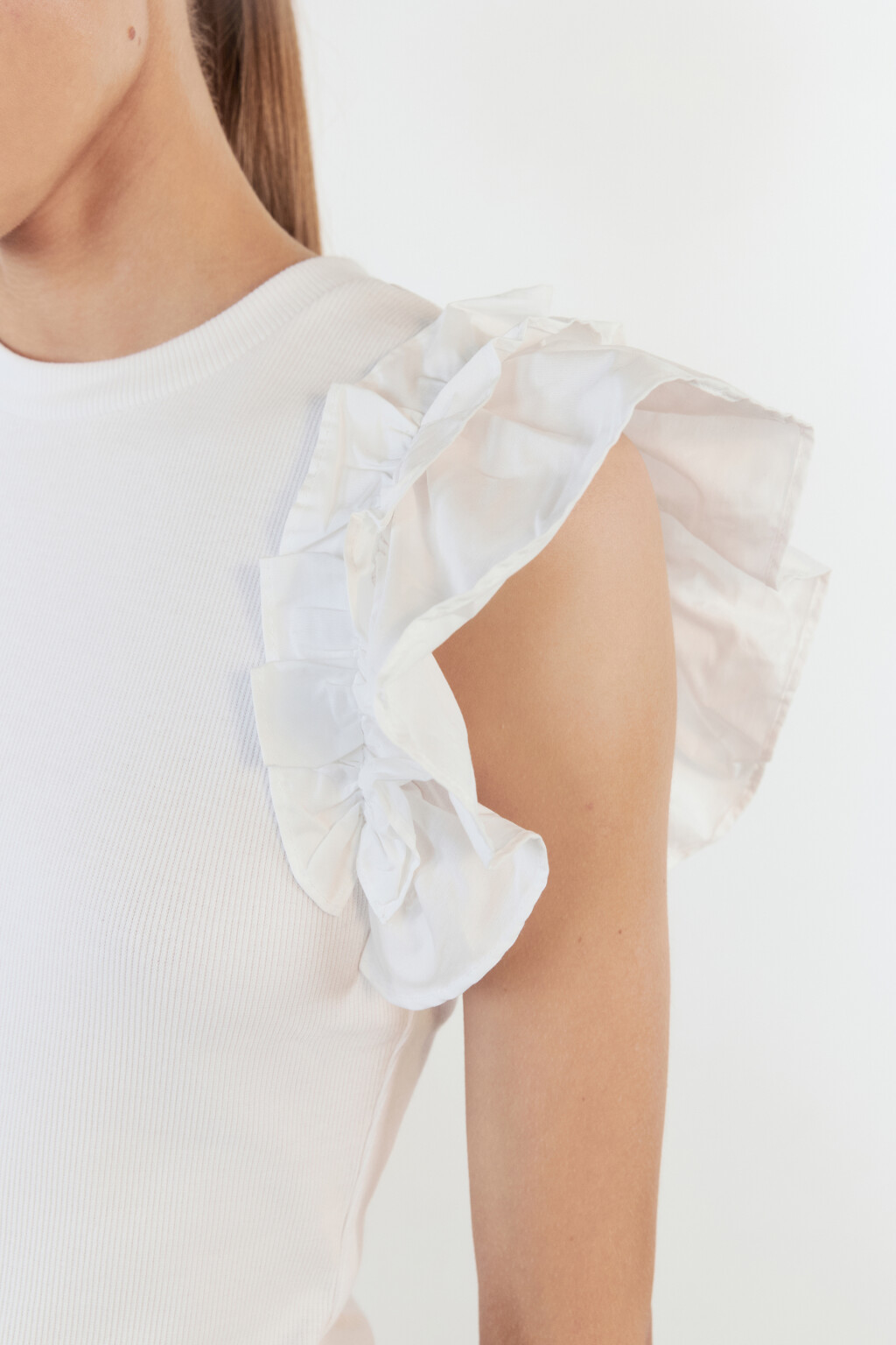 Блузка-топ облегающая с оборками на рукавах - цвет белый - 6