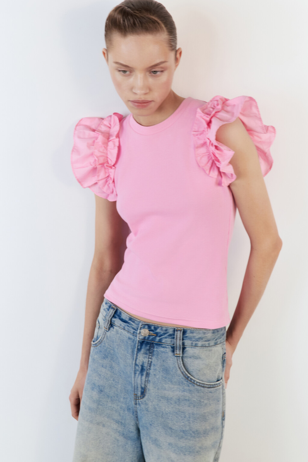 Блузка-топ облегающая с оборками на рукавах - цвет розовый - 1