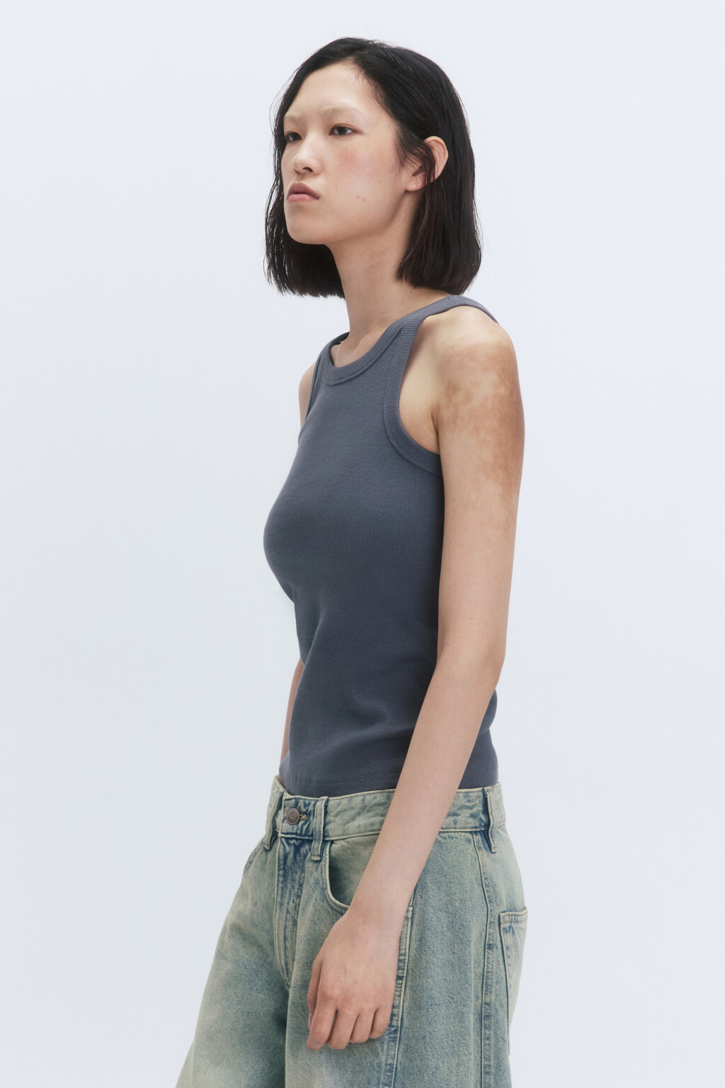 Майка в рубчик на узких бретелях - цвет серый - 3