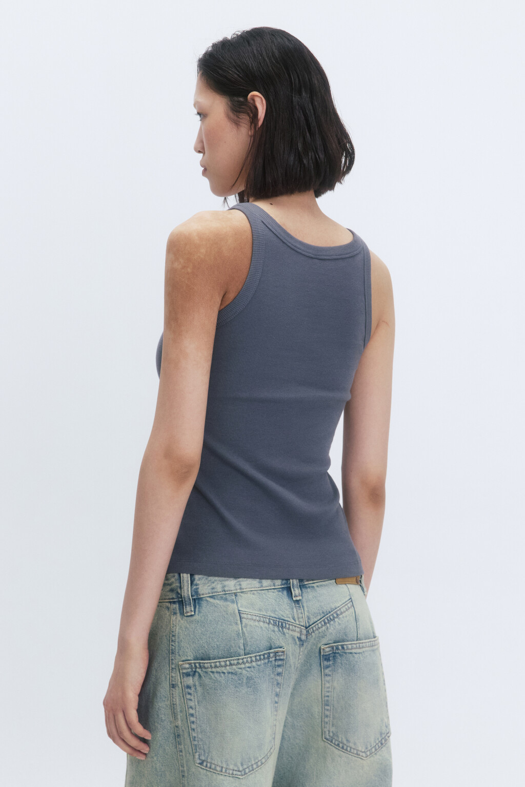 Майка в рубчик на узких бретелях - цвет серый - 4