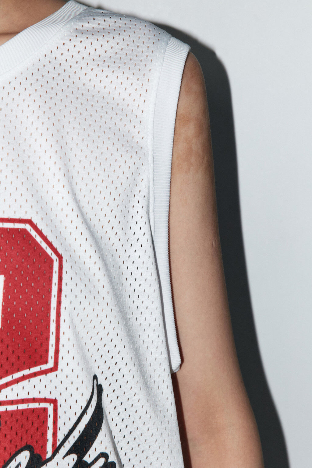 Майка из сетки с принтом - цвет белый - 8