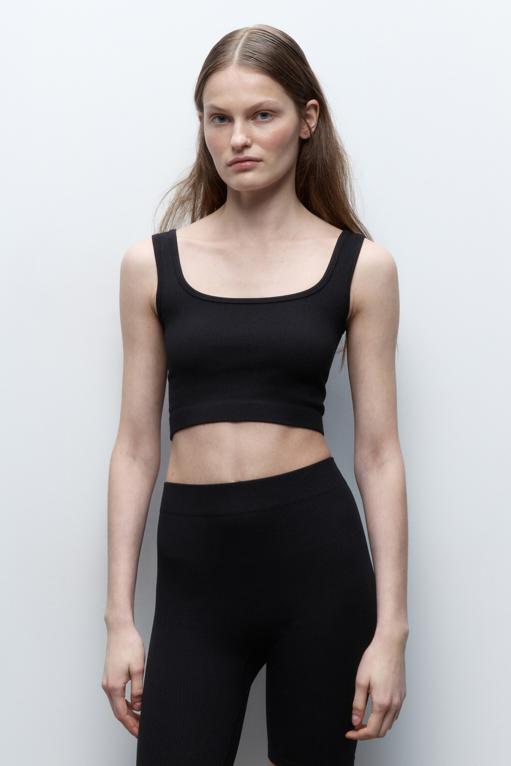Кроп-топ спортивный на широких бретелях - цвет черный - 2