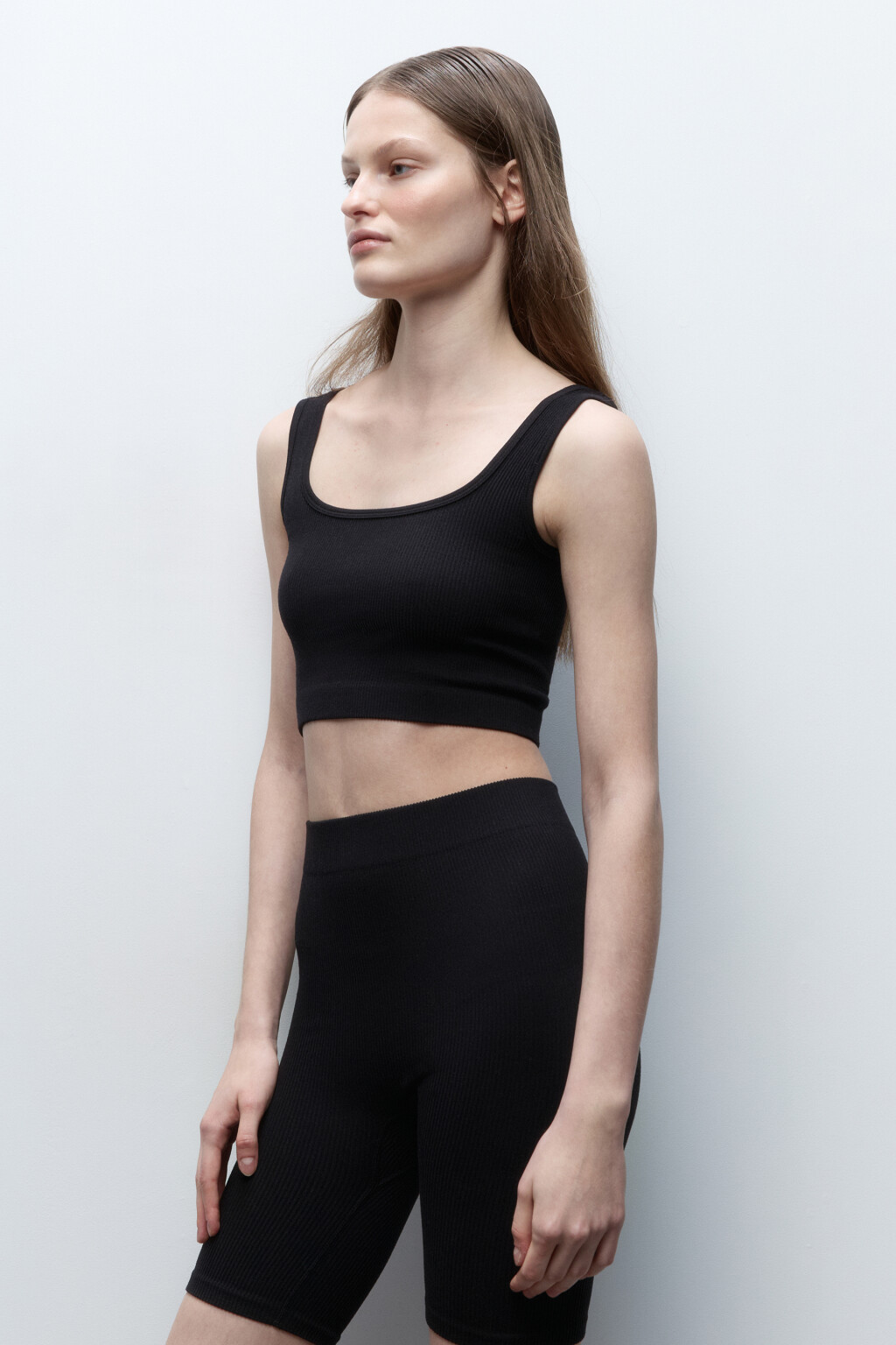Кроп-топ спортивный на широких бретелях - цвет черный - 3