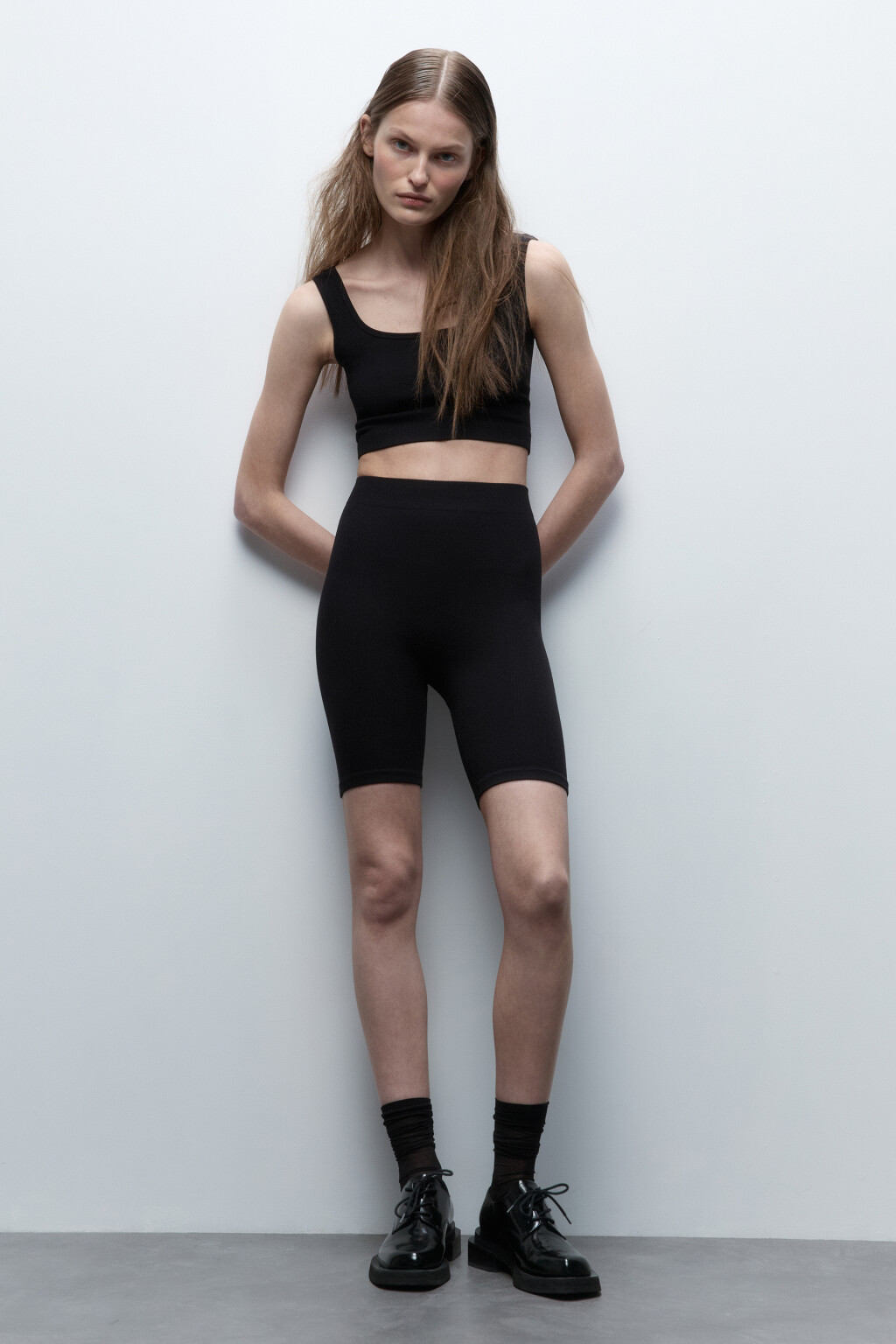 Кроп-топ спортивный на широких бретелях - цвет черный - 5